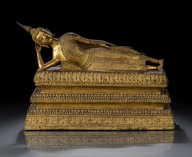 Bronze des BUDDHA PARANIRVANA mit Lackvergoldung und Fassung